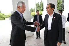 TEMUI JOKOWI: Encik Lee Hsien Loong (kiri) menemui Encik Joko Widodo (kanan), yang berada di Singapura bagi Sidang Ecosperity anjuran Temasek.