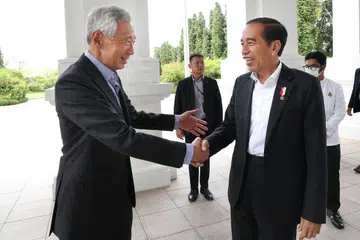 TEMUI JOKOWI: Encik Lee Hsien Loong (kiri) menemui Encik Joko Widodo (kanan), yang berada di Singapura bagi Sidang Ecosperity anjuran Temasek.