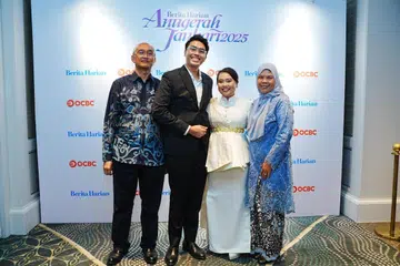  Cik Aisyah Lyana, Encik Amir Azhar Azizan