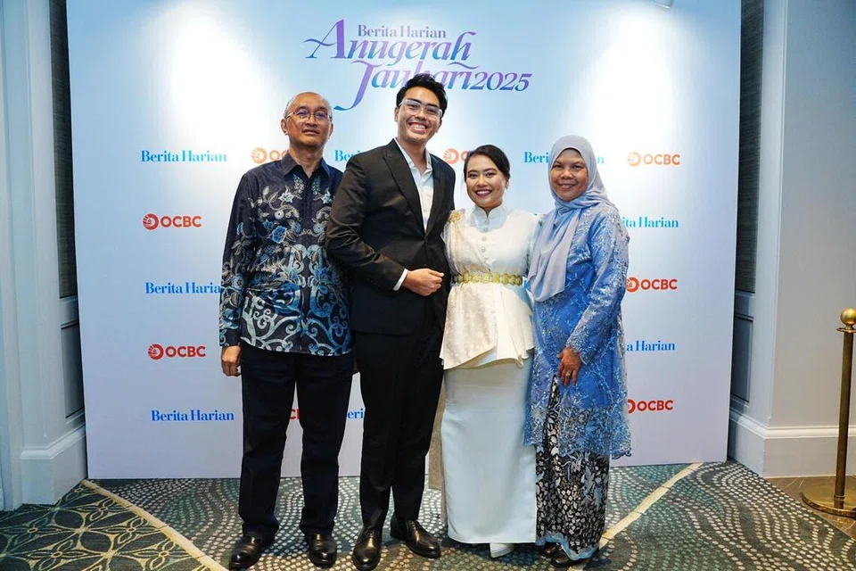  Cik Aisyah Lyana, Encik Amir Azhar Azizan
