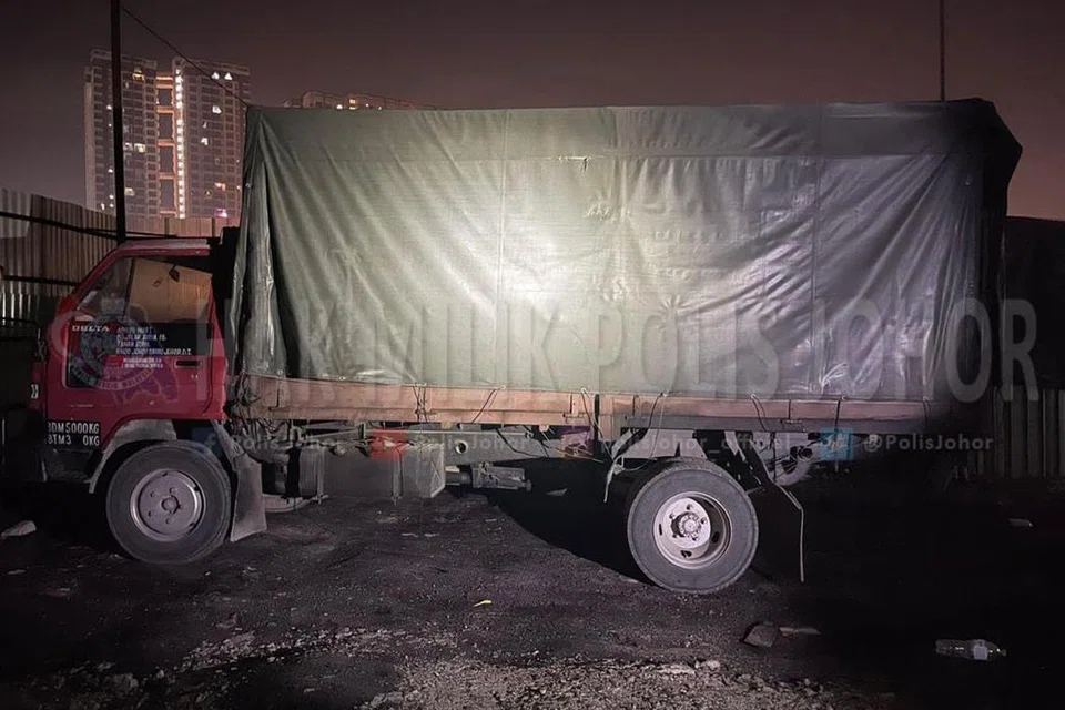 DITUMPASKAN POLIS: Lori yang digunakan lelaki berusia 42 tahun yang menjalankan kegiatan menyeleweng diesel bersubsidi di Kawasan Perindustrian Seri Purnama, Johor Bahru, pada awal pagi Jumaat lalu.