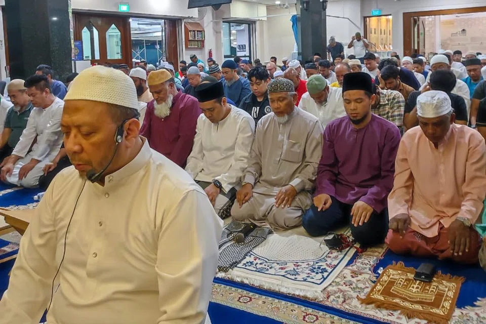 Peranan terbesar manusia adalah untuk beribadah dan menyembah Allah swt.