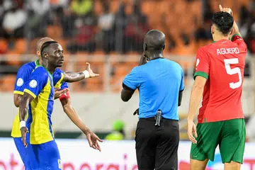 DIBUANG PADANG: Pemain pertahanan Tanzania, Novatus Miroshi (kiri), dilayangkan kad merah pada minit ke-70 dalam perlawanan antara Tanzania dengan Maghribi pada 18 Januari. Maghribi menang 3-0 dalam perlawanan itu.