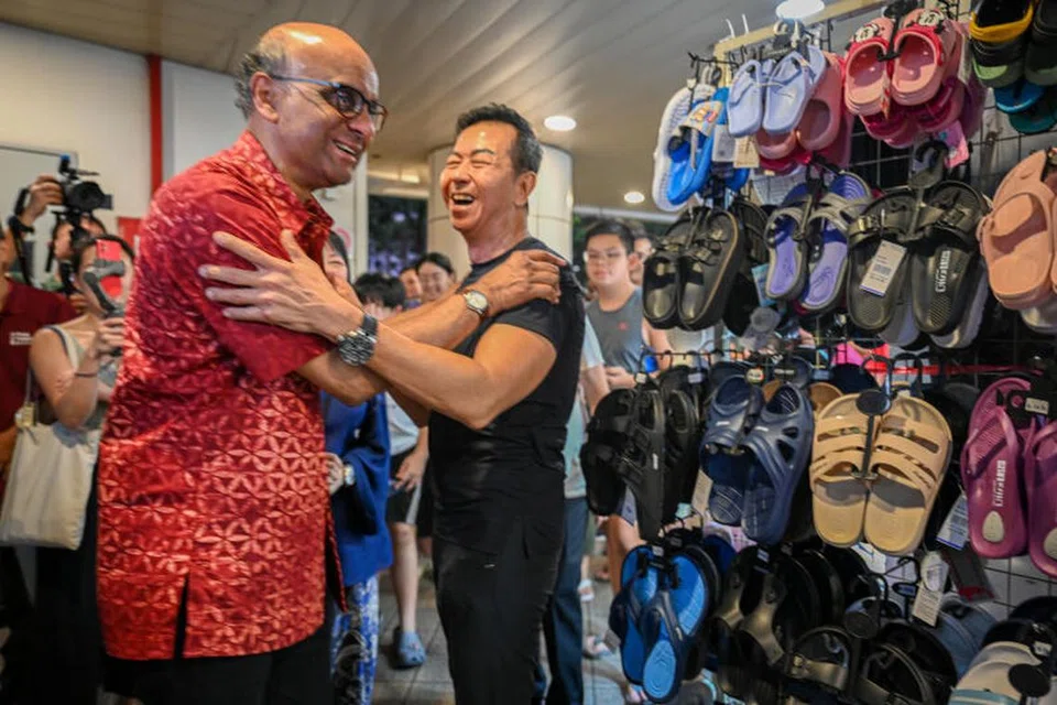 JUMPA PENIAGA: Encik Tharman sempat berinteraksi dengan para peniaga di kawasan HDB Hub di Toa Payoh semasa lawatannya ke sana.