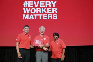 Keprihatinan dan hubungan Perdana Menteri, Encik Lee Hsien Loong (tengah), yang dijalin bersama pemimpin kesatuan pekerja tidak terhad kepada hal mata pencarian sahaja, malah meninggalkan kesan dalam kehidupan peribadi mereka, kata Setiausaha Agung, Kongres Kesatuan Sekerja Kebangsaan (NTUC), Encik Ng Chee Meng (kiri). Bersama mereka ialah Presiden NTUC, Cik K. Thanaletchimi, yang menyampaikan buku penghargaan kepada Encik Lee di Rapat Hari Pekerja pada 1 Mei. 