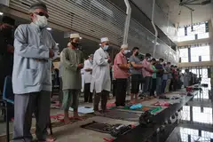 REBUT PELUANG SELAGI 'ADA MASA': Apabila peluang beribadat yang ada di depan kita tidak kita rebut, peluang itu akan berlalu bersama berlalunya detik dan masa yang semakin terbang laju hari ini. Ini kerana tidak ada sesiapa di antara kita boleh menjamin bahawa esok masih secara pasti kita miliki. - Foto fail 