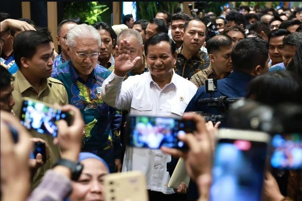 Bakal Presiden Indonesia, Encik Prabowo Subianto (tengah), melakukan pertemuan dengan sejumlah tokoh bakal menteri Kabinetnya di kediaman beliau di Kertanegara, Jakarta Selatan. Gambar beliau dirakam ketika menghadiri acara berbeza di Jakarta di Sidang Puncak Pelabur Harian BNI 2024, di Pusat Konvensyen Jakarta, pada 9 Oktober.