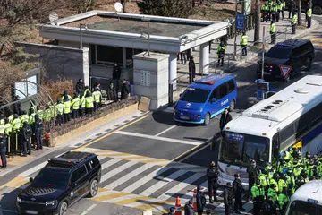 Kenderaan yang membawa Presiden Korea Selatan, Encik Yoon Suk Yeol, dilihat tiba di mahkamah di Seoul bagi perbicaraan hari pertamanya pada 20 Februari.
