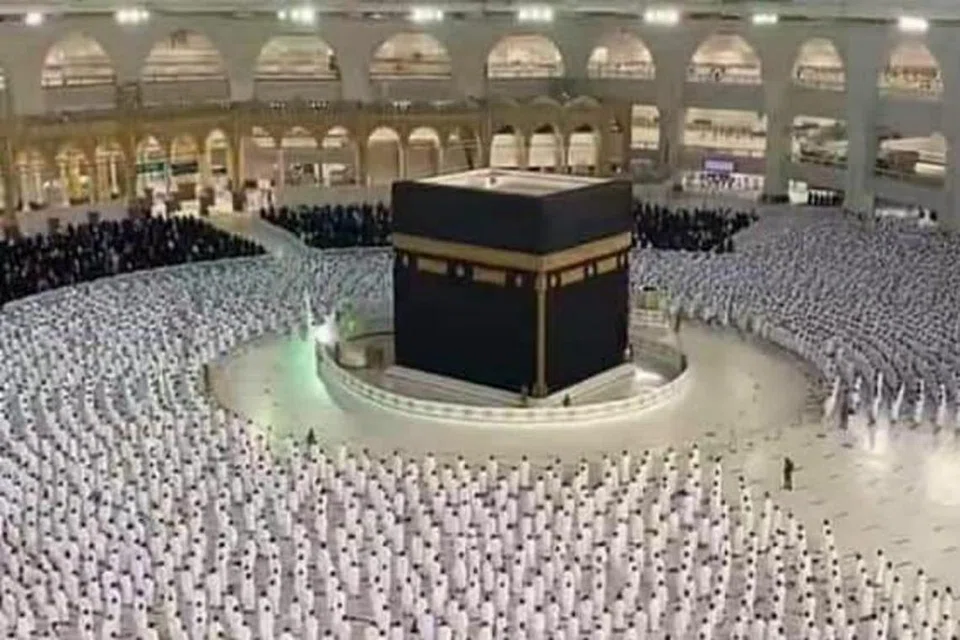 Para jemaah bersolat bahu ke bahu dan merapatkan saf di sekitar Kaabah, di perkarangan Masjidil Haram di Makkah. 