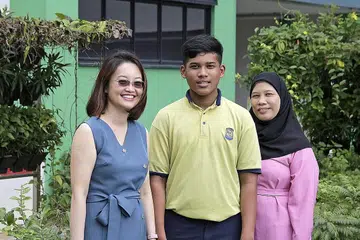 JATUH SEKALI, BANGUN SEMULA: Ariel Heriyanto Salim bersama ibunya, Cik Yuliana (kanan), dan pengetua sekolahnya, Cik Goh Meei Yunn, selepas mendapat keputusan PSLE semalam. Ini kali kedua Ariel menduduki PSLE setelah gagal pada tahun lalu. - Foto BH oleh JEREMY KWAN