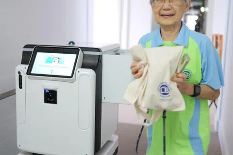 Lions Befrienders (LB) bekerjasama dengan syarikat elektronik Delta untuk mencipta Aiden - atau Kecerdasan Berautonomi bagi Penghantaran dan Penglibatan - untuk mengirim makanan seharian, perubatan, dan barang-barang keperluan lain kepada warga emas di flat masing-masing.