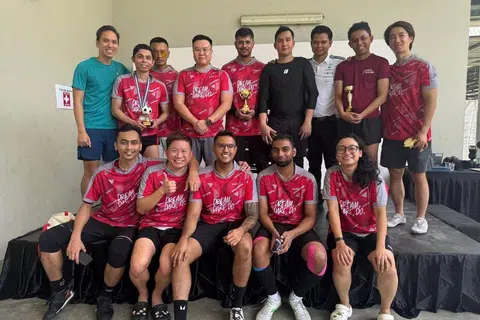 Encik Nabil (barisan depan, tengah) dan rakan daripada pasukan futsal Universiti Sains Kemasyarakatan Singapura (SUSS) menyertai kejohanan amal tahunan, Piala Ketua Hakim Negara 2025, yang menghimpunkan kakitangan guaman bagi mengumpul dana untuk Dana Reben Kuning (YRF) dan Persatuan Penjagaan Lanjut Singapura (Saca).