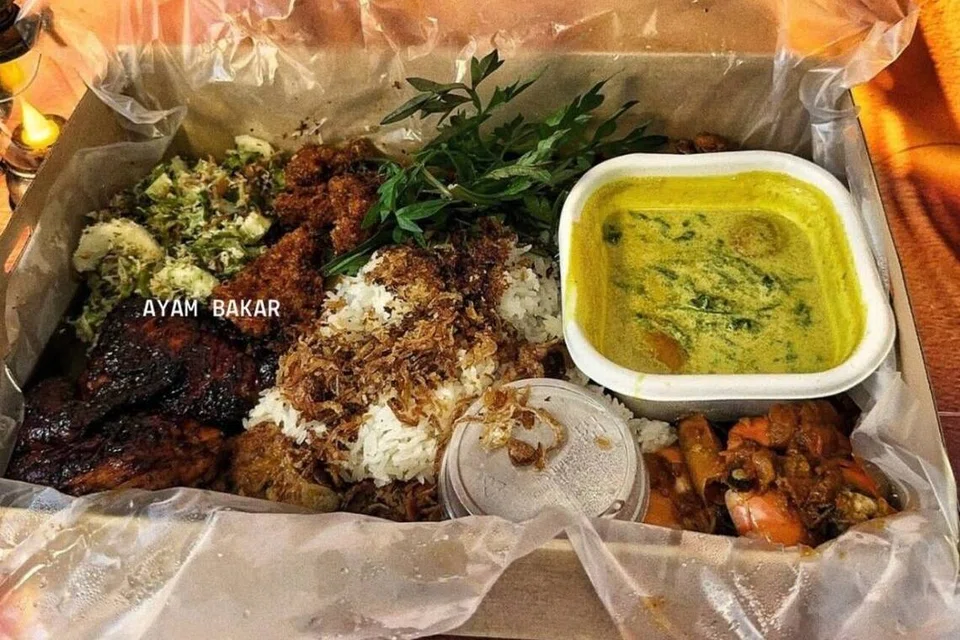 Nasi Mangkreng Ayam Bakar, $35 disertai lauk seperti babat goreng Madura, udang sambal Kalimantan, lemak pucuk paku, urap timun, ulam raja, ikan kering dan sambal belacan mangga.