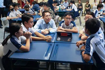 Menurut Menteri di Pejabat Perdana Menteri dan Menteri Kedua (Pendidikan merangkap Ehwal Luar), Dr Mohamed Maliki Osman (tengah), sistem pendidikan Singapura telah berkembang untuk menyediakan laluan yang pelbagai, membolehkan setiap individu meneroka potensi mereka berdasarkan minat, keupayaan dan aspirasi masing-masing.