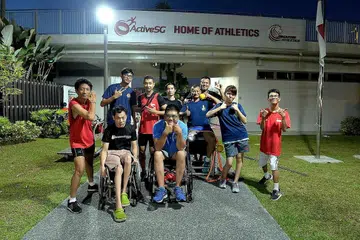 SAMA-SAMA SERONOK: 'Coach' Jaffa (tiga dari kanan, paling belakang) seronok membimbing latihan bagi sekumpulan atlit istimewa ini, ada di antara mereka berkerusi roda atau menghidap penyakit seperti cerebral palsy atau polio. Mereka bagaimanapun tidak membiarkan segala kekurangan itu untuk mencatatkan peningkatan dalam acara sukan masing-masing. - Foto BM oleh M.O. SALLEH