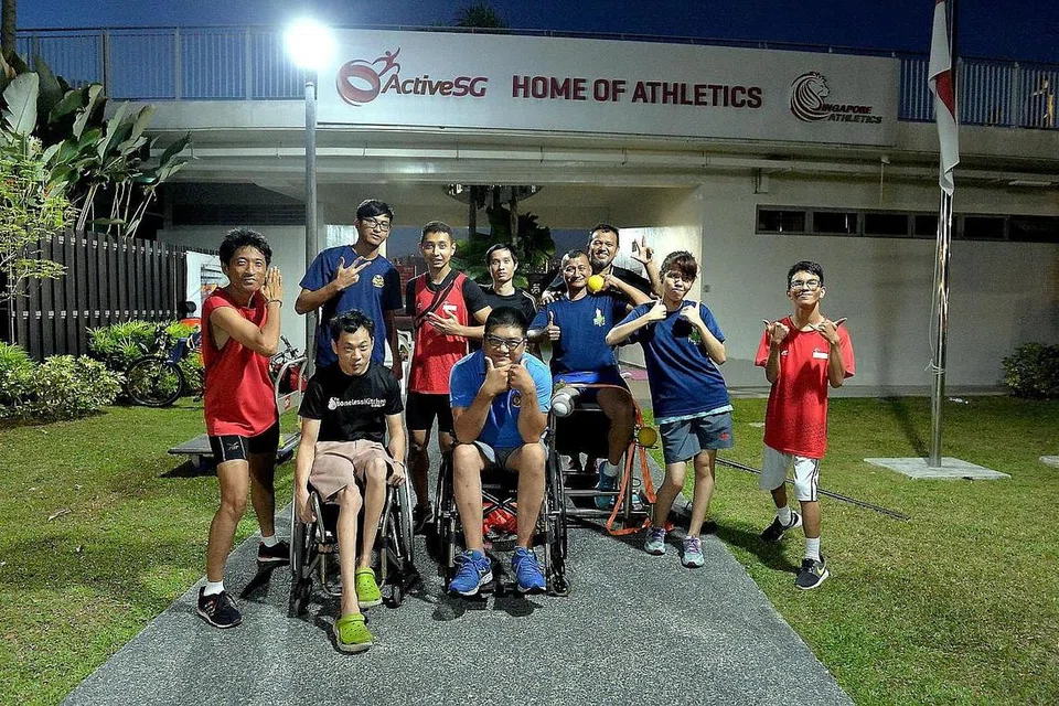 SAMA-SAMA SERONOK: 'Coach' Jaffa (tiga dari kanan, paling belakang) seronok membimbing latihan bagi sekumpulan atlit istimewa ini, ada di antara mereka berkerusi roda atau menghidap penyakit seperti cerebral palsy atau polio. Mereka bagaimanapun tidak membiarkan segala kekurangan itu untuk mencatatkan peningkatan dalam acara sukan masing-masing. - Foto BM oleh M.O. SALLEH