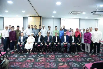 SOKONGAN WAKAF PADA MASYARAKAT: Ketua Eksekutif Muis, Encik Esa Masood (duduk, tiga dari kiri) bersama para pemimpin badan-badan Islam setempat semasa Majlis Pengagihan. - Foto FADLI SAZALI