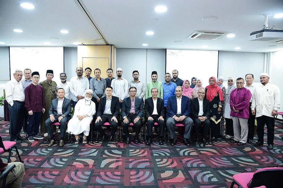 SOKONGAN WAKAF PADA MASYARAKAT: Ketua Eksekutif Muis, Encik Esa Masood (duduk, tiga dari kiri) bersama para pemimpin badan-badan Islam setempat semasa Majlis Pengagihan. - Foto FADLI SAZALI