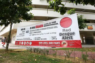 AGAR TERUS BERINGAT: Sebuah sepanduk menunjukkan amaran denggi tertinggi yang diletakkan di depan Blok 139 Bedok Reservoir Road pada awal minggu lalu. - Foto BH oleh ROEWA ANG