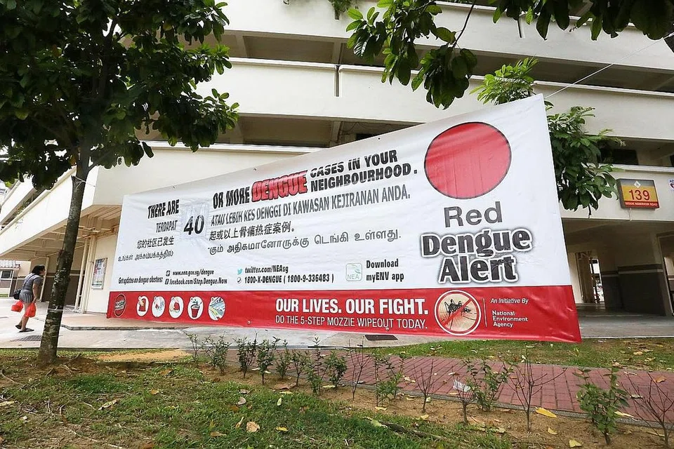 AGAR TERUS BERINGAT: Sebuah sepanduk menunjukkan amaran denggi tertinggi yang diletakkan di depan Blok 139 Bedok Reservoir Road pada awal minggu lalu. - Foto BH oleh ROEWA ANG