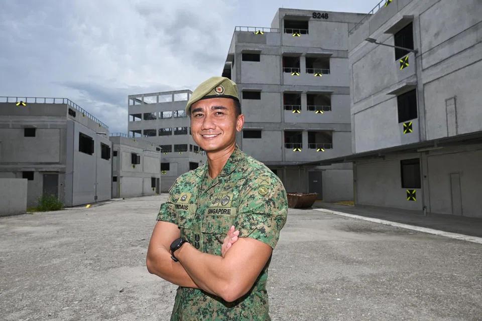 Pegawai Pemerintah di Pusat Latihan Batalion Infantri Bermotor, Leftenan Kolonel (LTC) Mohamed Firdaus Mohd Ghazali, 38 tahun, memuji keberkesanan latihan dengan ciri-ciri Bandar Safti kerana ia memastikan anggota SAF lebih bersedia menghadapi tuntutan operasi di dunia sebenar. 