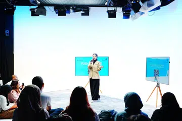 Ketua Media Sosial Berita Harian, Cik Siti Aisyah Nordin, mengendalikan perbincangan bagi sesi Dialog Belia BH-Mendaki yang diadakan buat kali kedua pada 13 Jun.