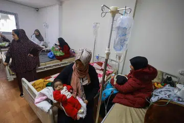 Kanak-kanak Palestin yang mengalami masalah kekurangan zat makanan menjalani rawatan di pusat kesihatan di Rafah, selatan Gaza.