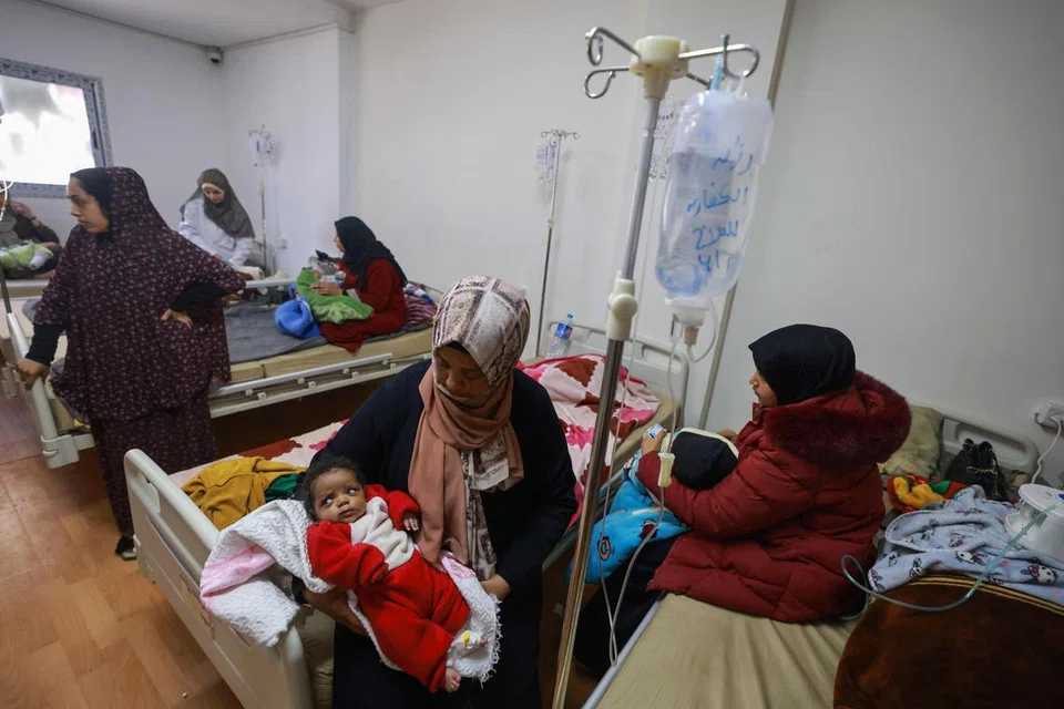 Kanak-kanak Palestin yang mengalami masalah kekurangan zat makanan menjalani rawatan di pusat kesihatan di Rafah, selatan Gaza.