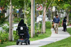 BUAT SARANAN: Panel semakan telah menyarankan agar hanya mereka yang sukar berjalan atau mempunyai masalah perubatan dibenarkan menggunakan alat bantuan mobiliti seperti skuter mobiliti di sini.