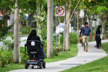 BUAT SARANAN: Panel semakan telah menyarankan agar hanya mereka yang sukar berjalan atau mempunyai masalah perubatan dibenarkan menggunakan alat bantuan mobiliti seperti skuter mobiliti di sini.