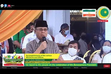 MEMBANGUN NUSA: Ketua Menteri BARMM, Encik Ahod ''Al Haj Murad'' Balawag Ebrahim berucap dengan mengongsi hasil pencapaian pentadbirannya sempena meraikan Hari Penubuhan Bangsamoro ke-2 pada 21 Januari lalu yang disiarkan secara langsung di laman Facebook pentadbiran itu. - Foto FACEBOOK/THEBANGSAMOROGOVT