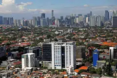 JAKARTA MAKIN TENAT: Tekanan terhadap asas bandar raya Jakarta (gambar kiri) semakin kuat akibat pembangunan luar kawalan, lalu lintas sesak dan perancangan bandar yang buruk. - Foto REUTERS