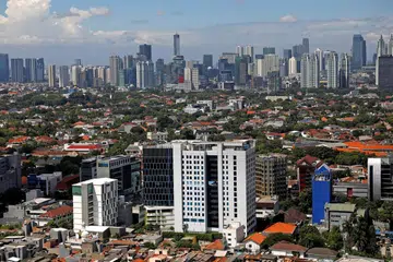 JAKARTA MAKIN TENAT: Tekanan terhadap asas bandar raya Jakarta (gambar kiri) semakin kuat akibat pembangunan luar kawalan, lalu lintas sesak dan perancangan bandar yang buruk. - Foto REUTERS