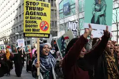 ADAKAN BANTAHAN: Gerakan #IAmAMuslimToo telah mengadakan tunjuk perasaan di Chicago, Illinois, bagi membantah larangan perjalanan ke atas rakyat tujuh negara majoriti Islam yang dikeluarkan Presiden Trump, Januari lalu. - Foto AFP