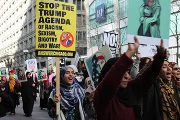 ADAKAN BANTAHAN: Gerakan #IAmAMuslimToo telah mengadakan tunjuk perasaan di Chicago, Illinois, bagi membantah larangan perjalanan ke atas rakyat tujuh negara majoriti Islam yang dikeluarkan Presiden Trump, Januari lalu. - Foto AFP
