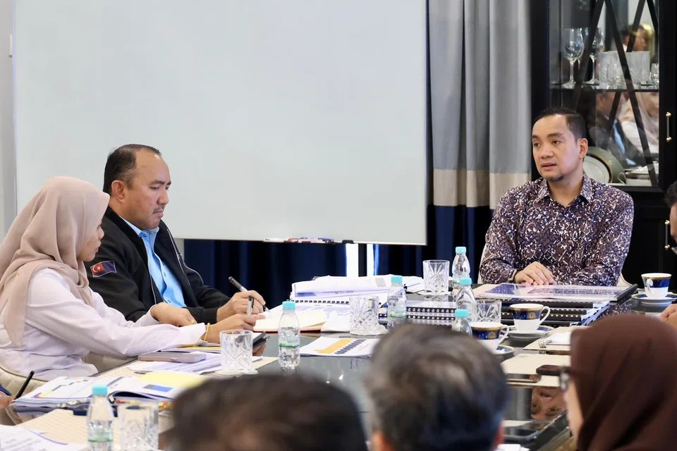 Menteri Besar Johor, Datuk Onn Hafiz Ghazi (kanan), bersama dengan Pengerusi Jawatankuasa Perumahan dan Kerajaan Tempatan Johor, Datuk Mohd Jafni Md Shukor (kedua kiri), dalam satu perjumpaan di Bukit Saujana, Johor Bahru.