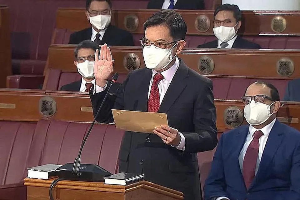 BERI KOMITMEN: Timbalan Perdana Menteri merangkap Menteri Kewangan, Encik Heng Swee Keat, mengangkat sumpah di Parlimen. - Foto GOV.SG 