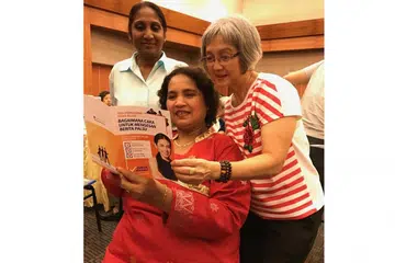 TINGKATKAN PEMAHAMAN: (Duduk) Cik Emilia Ramalan Muslia Mohamed, 57 tahun bersama dua lagi temannya, Cik Guan Gek Choon, 67 tahun dan Cik Rada Raj, 62 tahun, kesemuanya daripada Khidmat Masyarakat Tanglin telah diberikan brosur tentang bagaimana cara-cara untuk mengenal pasti berita palsu, sebagai sebahagian daripada Hari Pembelajaran Perkhidmatan di ITE Kolej Timur. - Foto BH oleh SHAHIDA SARHID