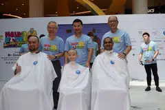 KORBAN RAMBUT: (Depan, dari kiri) Encik Horis Hosri, Wilson Wu Wen Hong dan Encik Sheam Kannan masing-masing dicukur oleh (belakang, dari kiri) penaung CCF, Profesor Madya Ho Peng Kee; Menteri Pembangunan Sosial dan Keluarga, Encik Desmond Lee; dan Pengerusi CCF, Encik Ho Cheng Huat. 