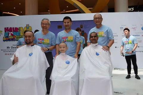 KORBAN RAMBUT: (Depan, dari kiri) Encik Horis Hosri, Wilson Wu Wen Hong dan Encik Sheam Kannan masing-masing dicukur oleh (belakang, dari kiri) penaung CCF, Profesor Madya Ho Peng Kee; Menteri Pembangunan Sosial dan Keluarga, Encik Desmond Lee; dan Pengerusi CCF, Encik Ho Cheng Huat. 