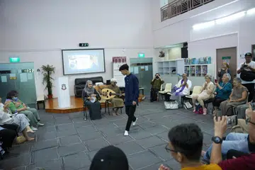 Para peserta sesi Sacred Spaces, atau Ruang Suci, anjuran Dialogue Centre Limited, dihiburkan dengan muzik Hadhrami dan tarian zafin, iaitu sebahagian budaya Arab, di Madrasah Aljunied Al-Islamiah pada 26 Mei.