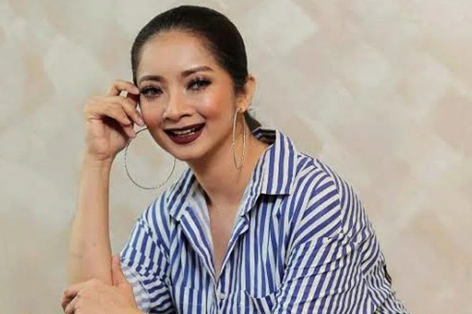 TIDAK PUTUS ASA: Maya sanggup menunggu lama untuk mendapatkan 'single' terbaik yang dapat menyaingi kehebatan lagu popularnya 'Matahari'. - Foto BERITA HARIAN MALAYSIA