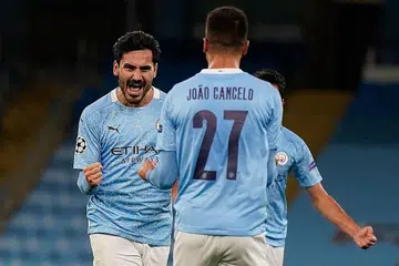 SUKAR NAMUN TETAP MENANG: Pemain midfield Manchester City Ilkay Gundogan (kiri) meraikan gol kedua City bersama rakan sepasukan Joao Cancelo dalam kemenangan 3-1 ke atas Porto kelmarin.- Foto AFP