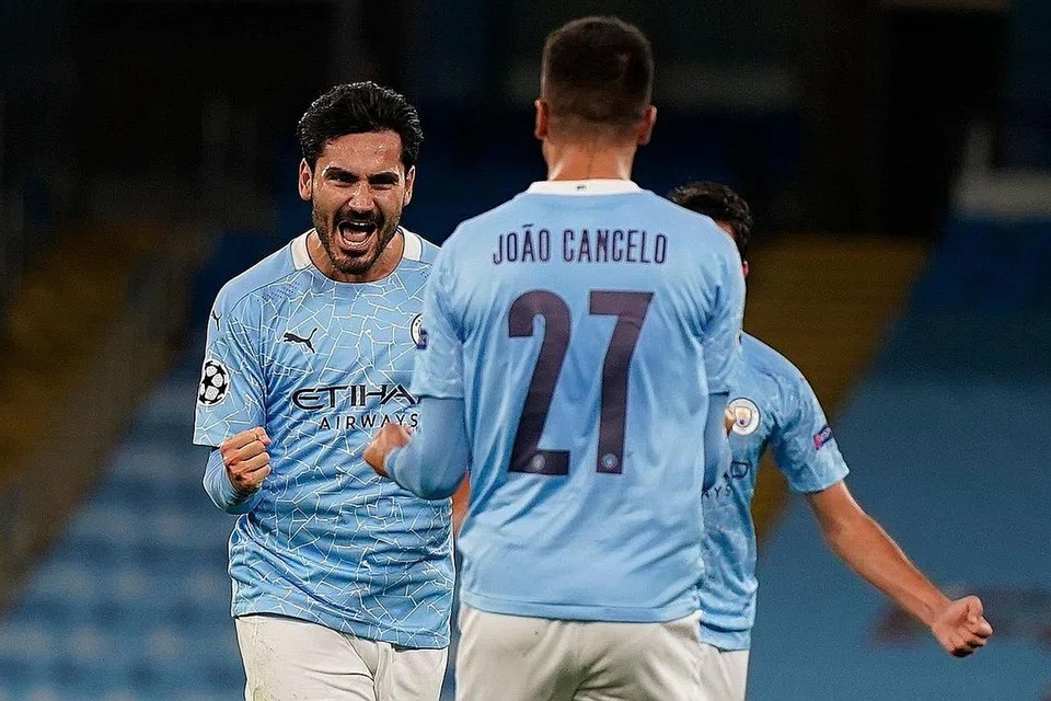 SUKAR NAMUN TETAP MENANG: Pemain midfield Manchester City Ilkay Gundogan (kiri) meraikan gol kedua City bersama rakan sepasukan Joao Cancelo dalam kemenangan 3-1 ke atas Porto kelmarin.- Foto AFP