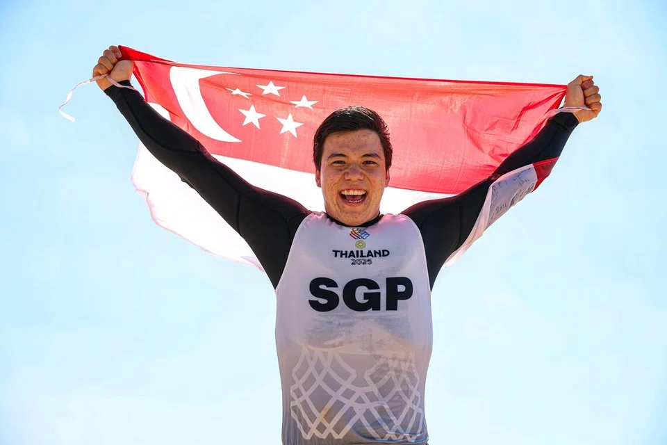 Atlet luncur lelayang negara, Maximilian Maeder, mengibarkan bendera Singapura dengan penuh bangga selepas memenangi pingat emas acara luncur lelayang di Chonburi pada 16 Disember.