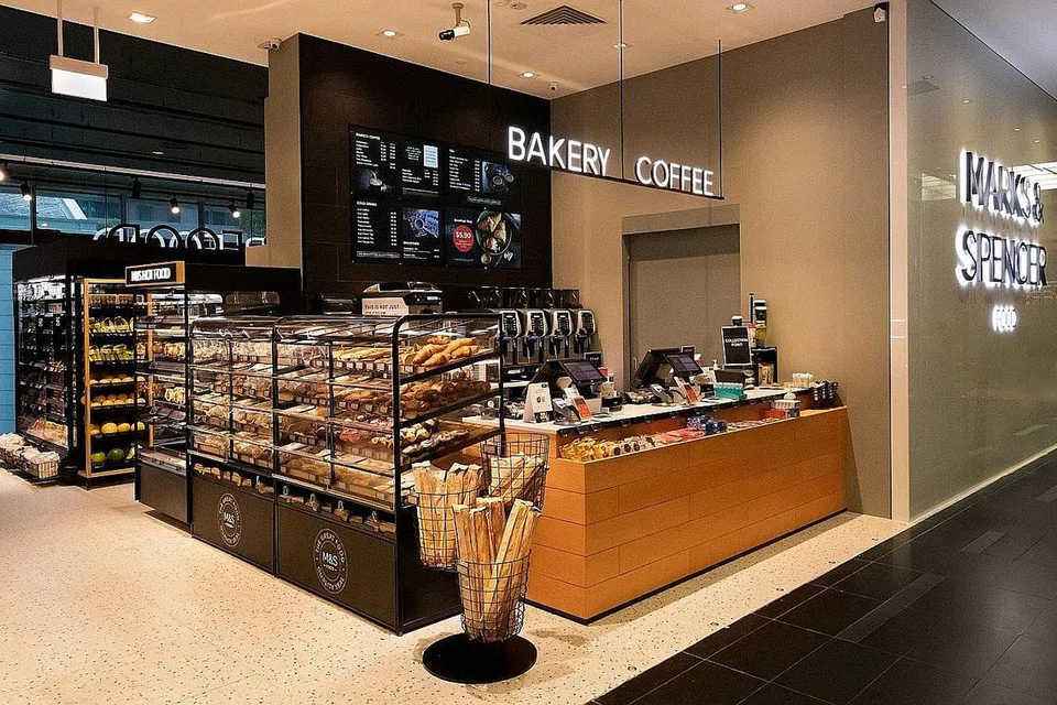 TIDAK TERJEJAS: Marks & Spencer (M&S) membuka dewan makanan pertama di One Raffles Place awal tahun ini. Operasi syarikat itu di Singapura difahami tidak akan terjejas meskipun ia baru sahaja mengumumkan pemberhentian kerja yang menjejas 7,000 pekerja. - Foto MARKS & SPENCER