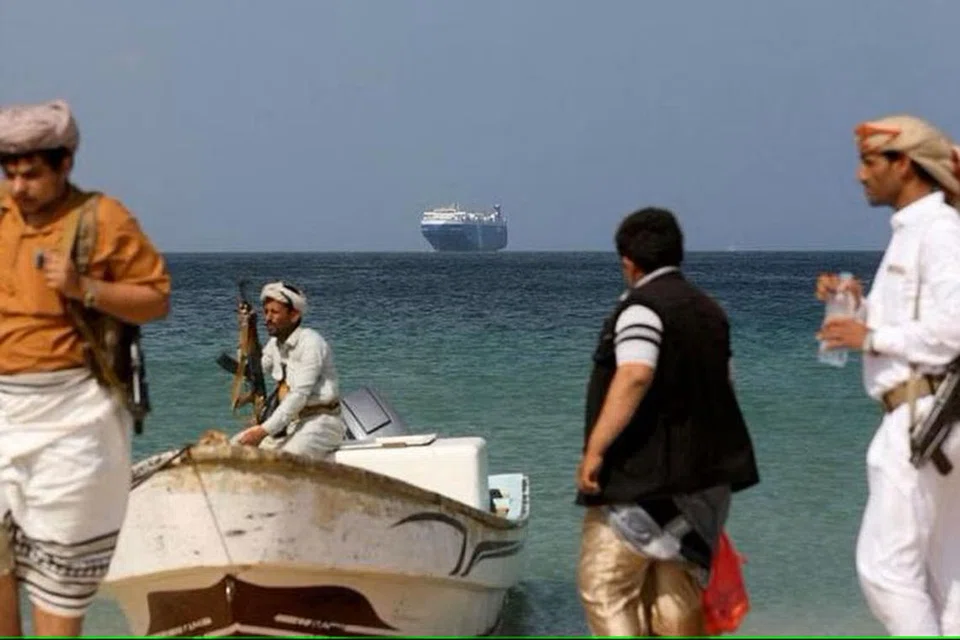 CAMPUR TANGAN HOUTHI: Sekumpulan lelaki bersenjata kelihatan baru mendarat di pantai. Gambar menunjukkan sebuah kapal komersial, ‘Galaxy Leader’, yang dirampas oleh Houthi Yaman berlabuh di perairan al-Salif, Yaman, pada 5 Disember. 