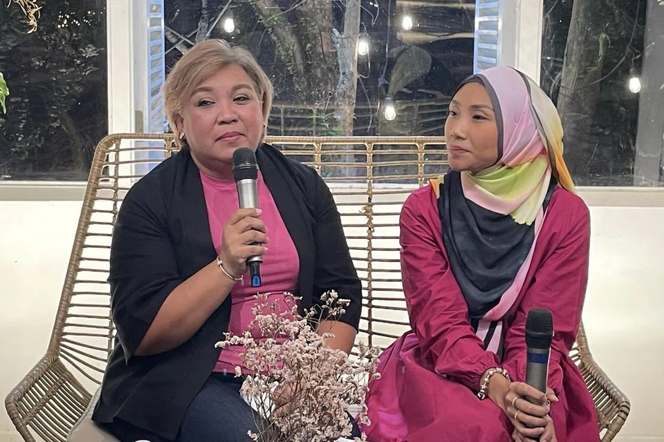 BERI PERANGSANG: Cik Siti Dzaleha Zainal (kiri) memberi kata-kata semangat kepada pesakit barah buah dada yang sedang berjuang, Cik Izzah Lina agar tidak putus semangat dan bersikap positif melawan sakitnya. 