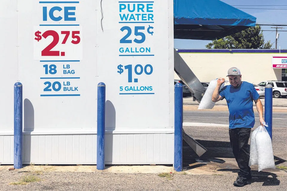 AMERIKA SYARIKAT: GELOMBANG HABA: Gara-gara cuaca terlalu panas, seorang pekerja ini mencari ketulan air batu di Dallas, Texas dengan suhu meningkat hingga 39 darjah Celsius. - Foto REUTERS