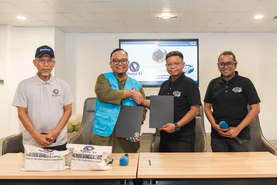 Majlis menandatangani Memorandum Persefahaman (MOU) pada 14 Jun dihadiri (dari kiri) Bendahara Kehormat Persatuan Kebajikan Vision21, Encik Omar Ismail; Presiden Persatuan Kebajikan Vision21, Encik Muhammed Zacree Mohd Zain; Naib Presiden Gabungan Kumpulan Dikir Barat Singapura, Encik Nurfaizal Ja’afar; dan Pengarah Projek Gabungan Kumpulan Dikir Barat Singapura, Encik Firdaus Fid Faisal.